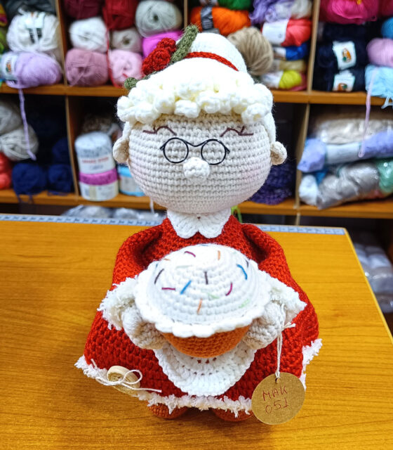 Xristougenniatiko amigurumi plekto Mrs Santa MAK051 1 logo