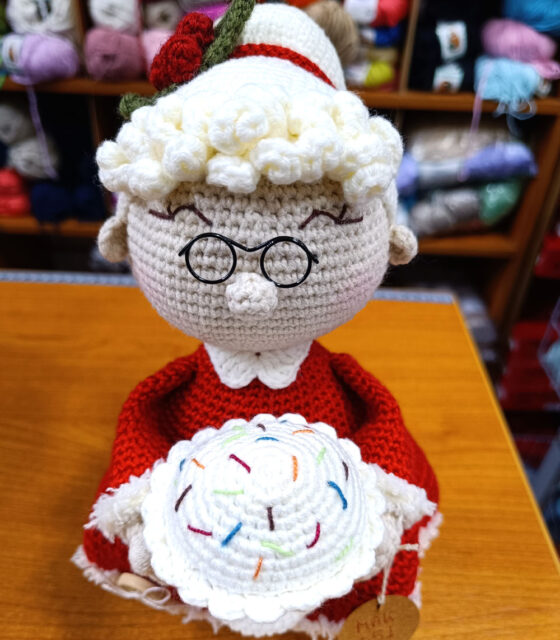 Xristougenniatiko amigurumi plekto Mrs Santa MAK051 2 logo