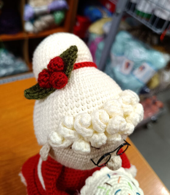 Xristougenniatiko amigurumi plekto Mrs Santa MAK051 3 logo