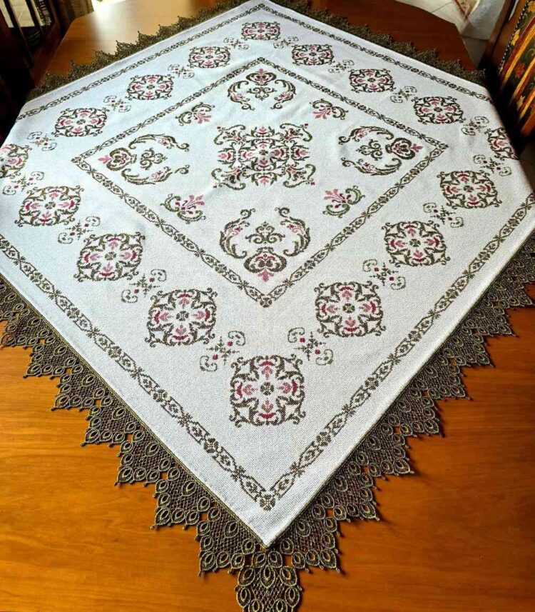 "Ροζαλία" Μετρητό Κέντημα Τραπεζοκαρέ 120x120εκ ύφασμα κνωσός με χρυσοκλωστή